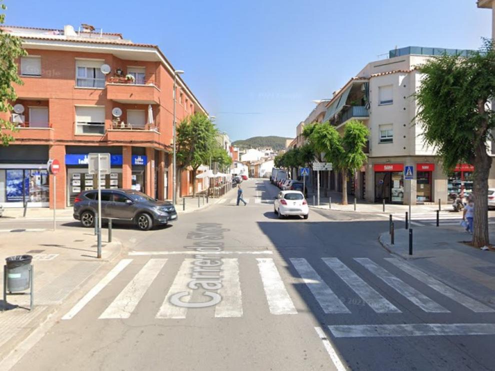 La caída tuvo lugar en la confluencia de las calles Sitges y Eduard Maristany.
