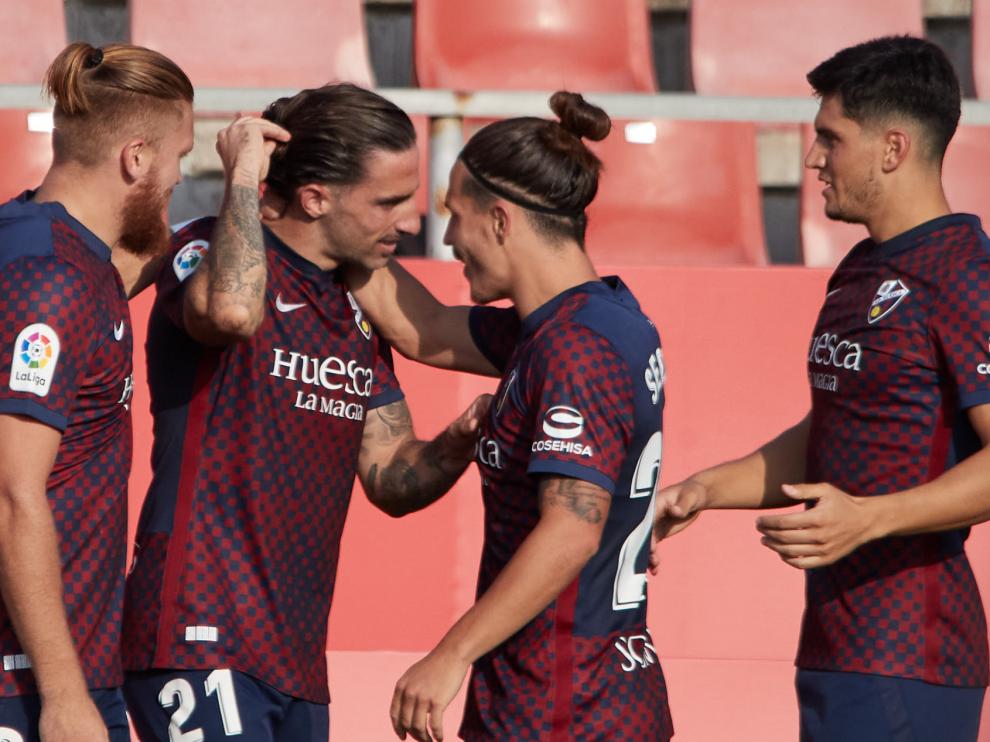 Mateu y Seoane celebran el primer gol de la SD Huesca ante el Girona.