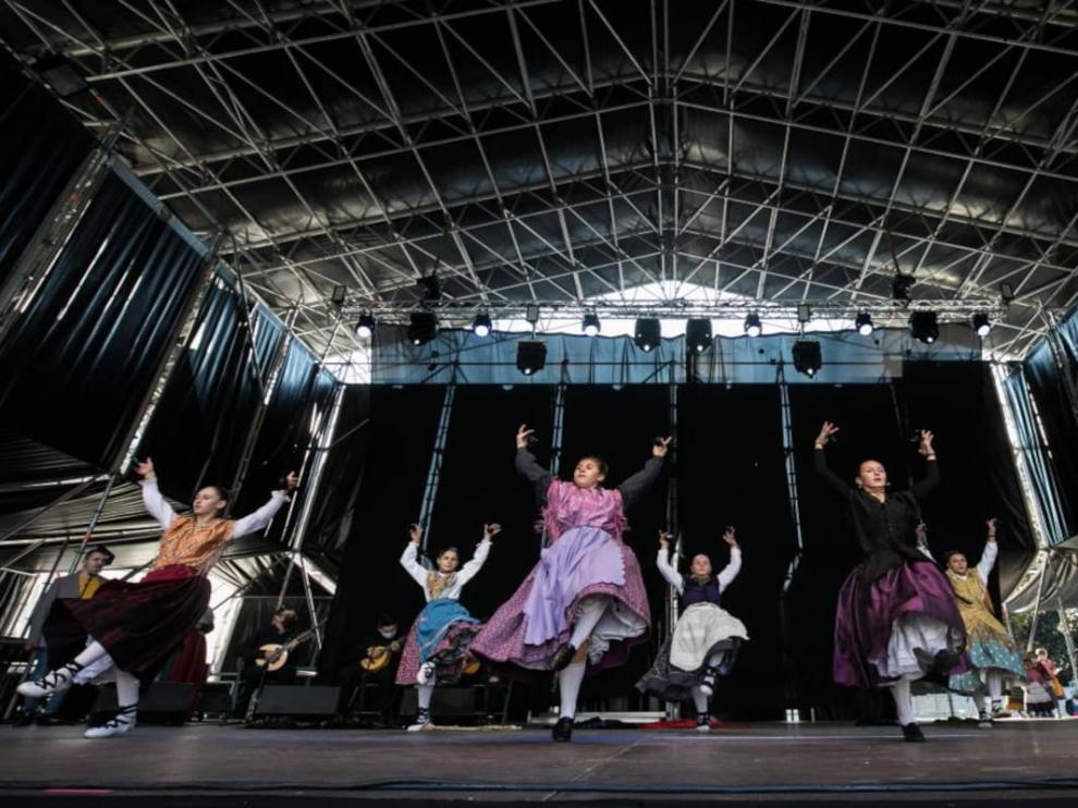 Escenario de las jotas en la plaza del Pilar.