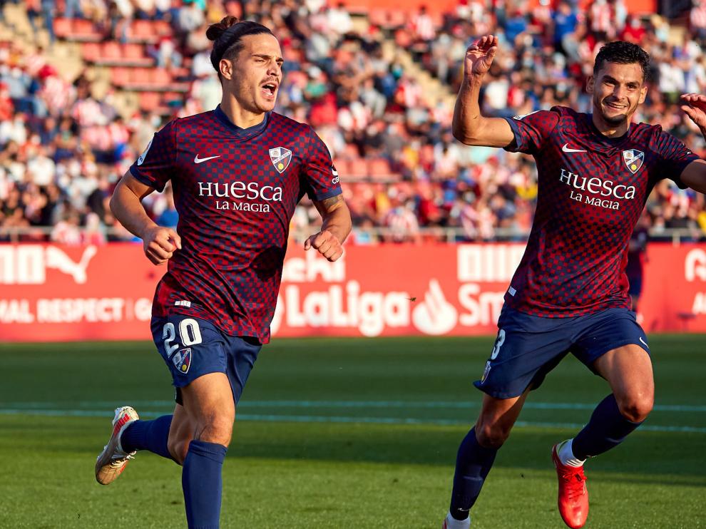 Jaime Seoane celebra seguido por Florian Miguel el segundo de sus goles en la victoria ante el Girona.
<