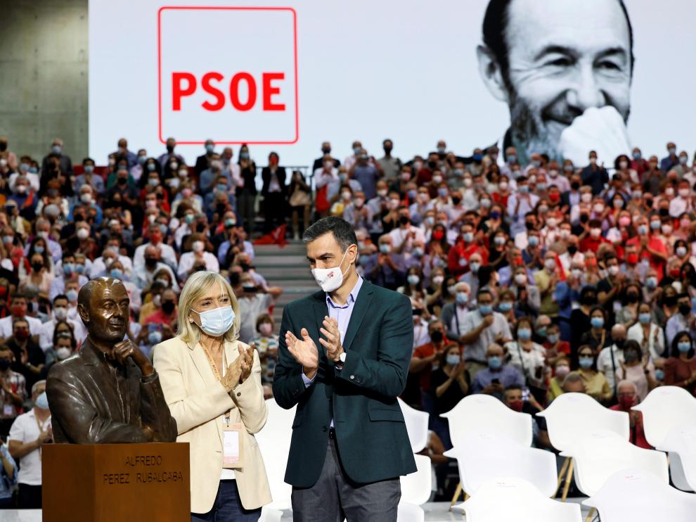 La viuda de Rubalcaba, Pilar Goya, ha destapado junto a Pedro Sánchez un busto del ex secretario general socialista.