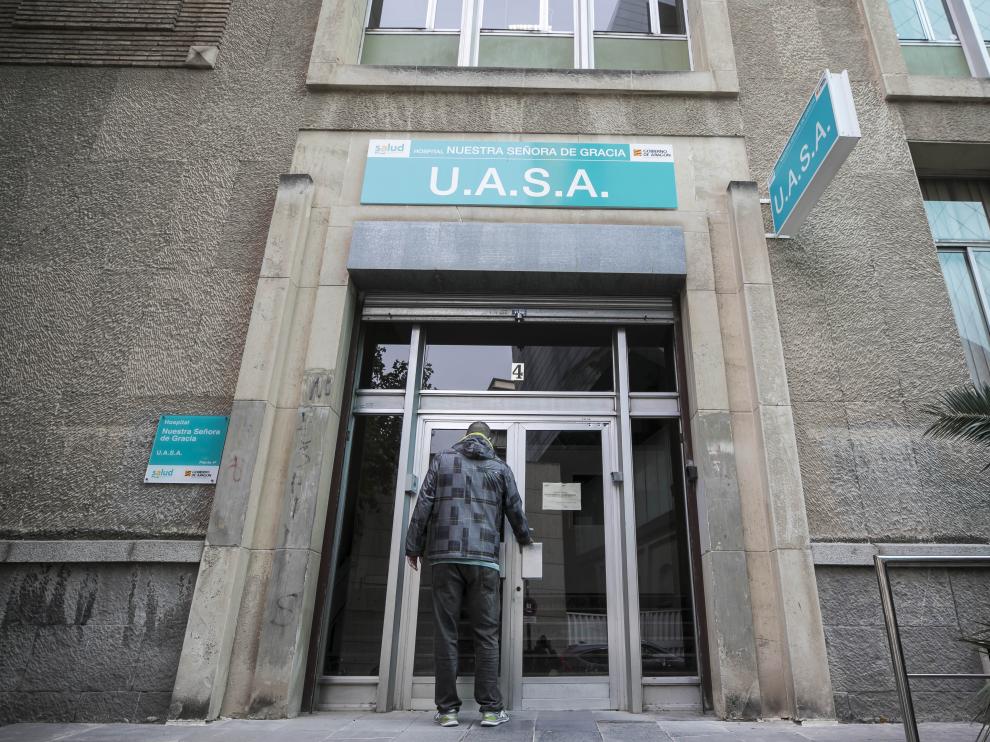 A. J. C. entrando a la UASA, en la calle Doctor Fleming de Zaragoza.
