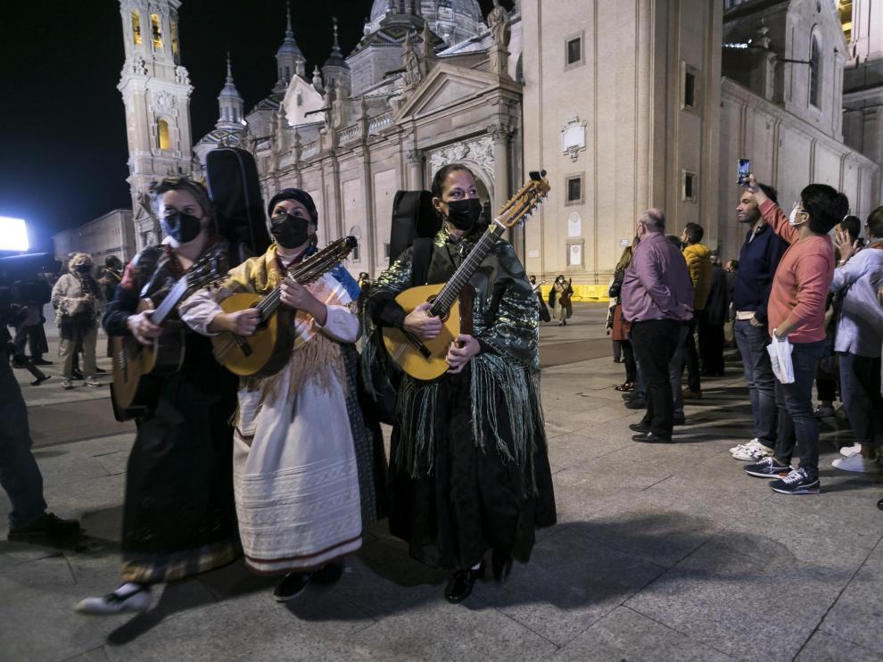 Abrazo jotero a la Virgen del Pilar