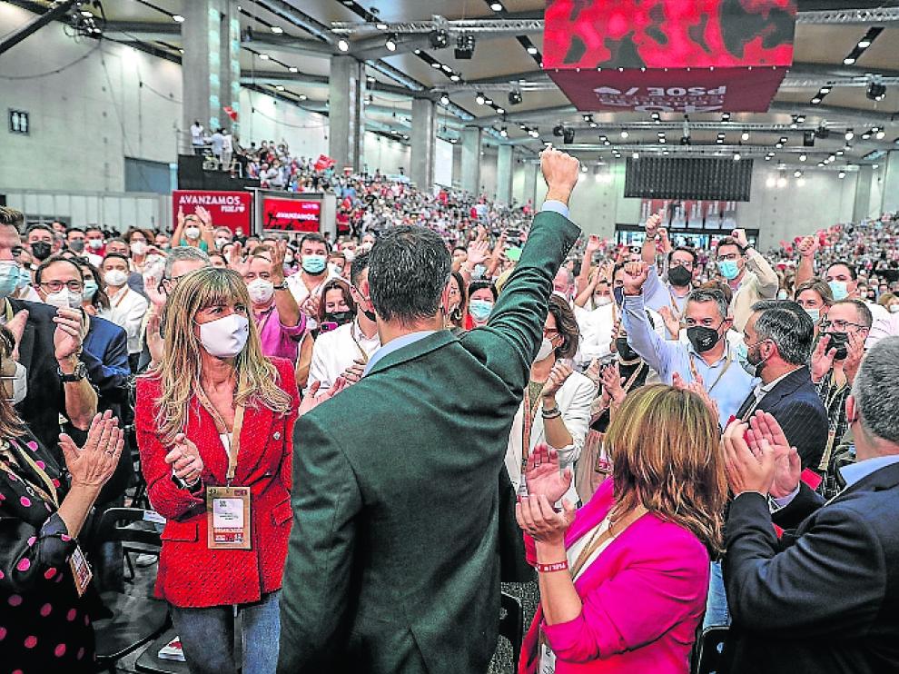 El líder del PSOE saluda ayer a los dirigentes y miltantes del partido.