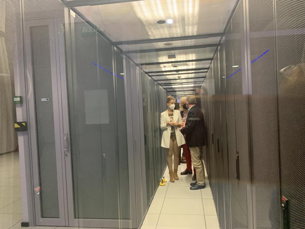 La consejera Maru Díaz, en el interior del cerebro informático instalado en el centro AST del Parque Tecnológico Walqa.