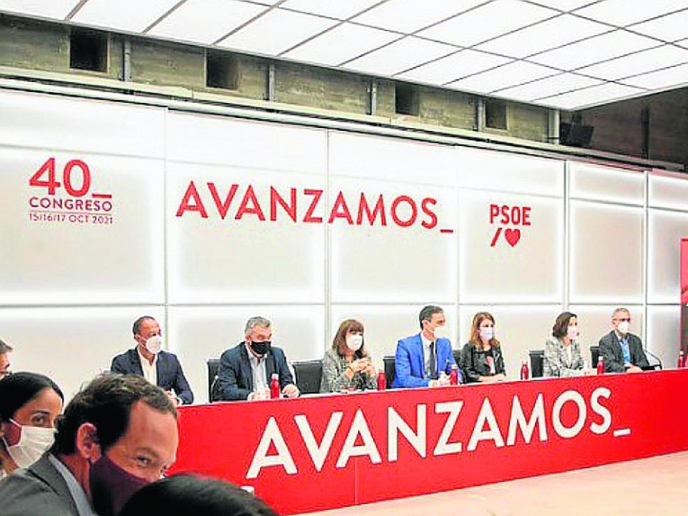 Mayte Pérez, la primera a la derecha, en la primera reunión de la Ejecutiva federal.
