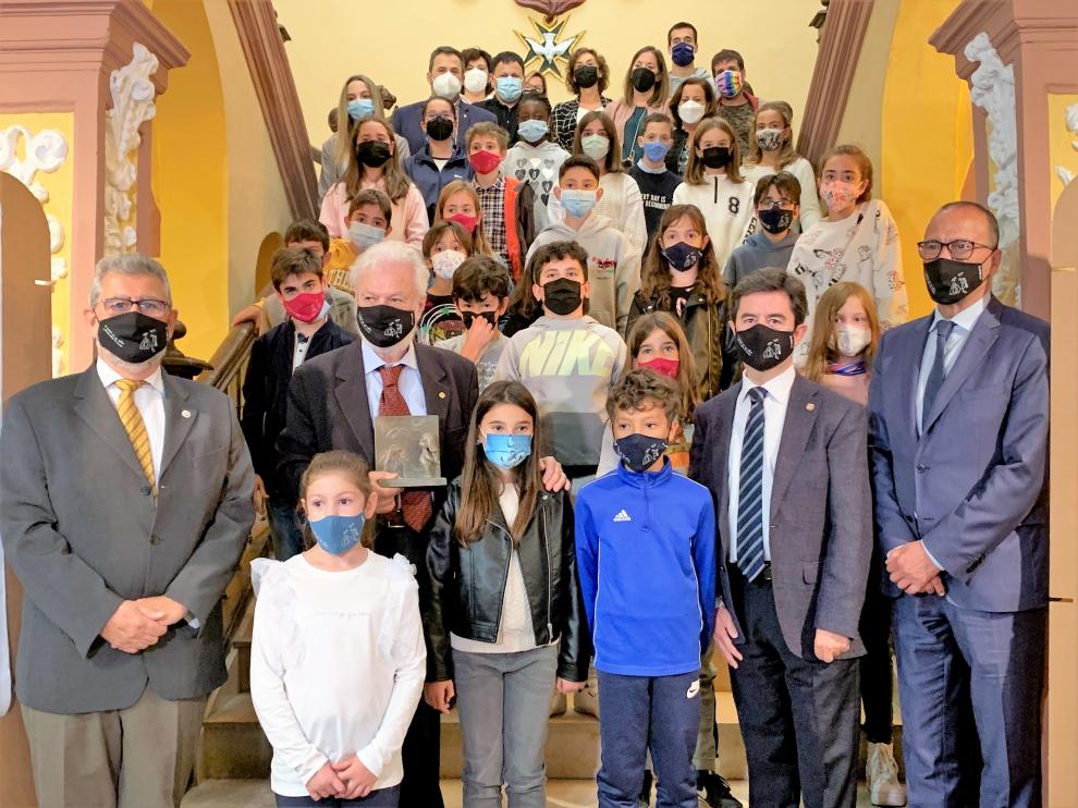 Tonucci, segundo por la izquierda en la fila de los adultos, con representantes del Consejo de la Ciudad de las niñas y los niños de Huesca.