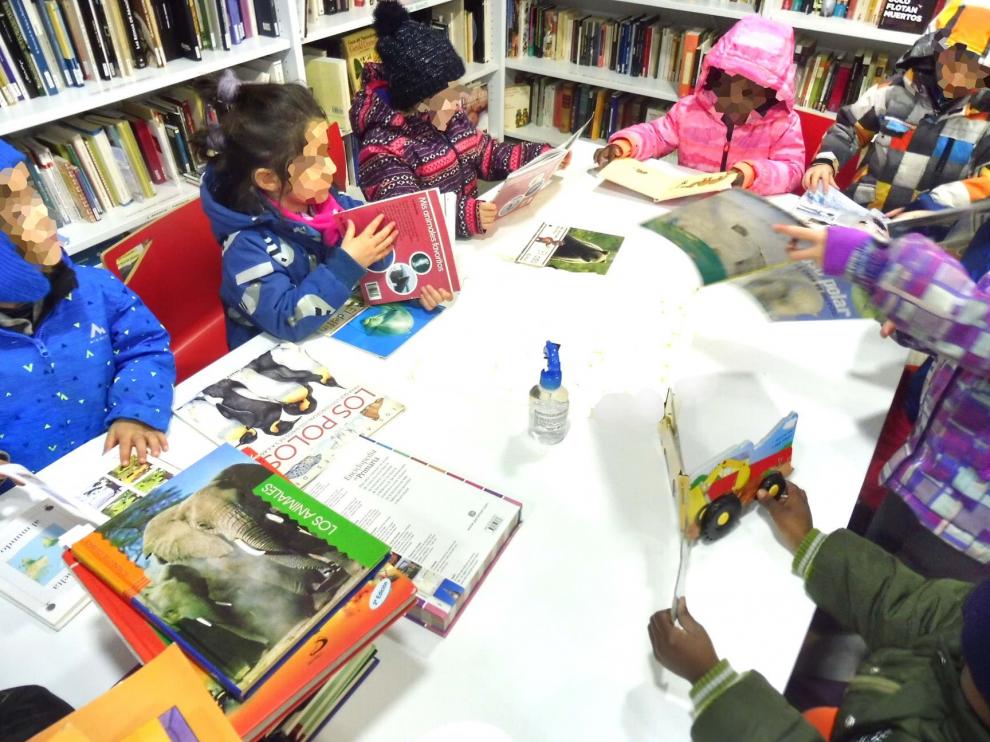 Actividad infantil en la biblioteca de Villanúa.