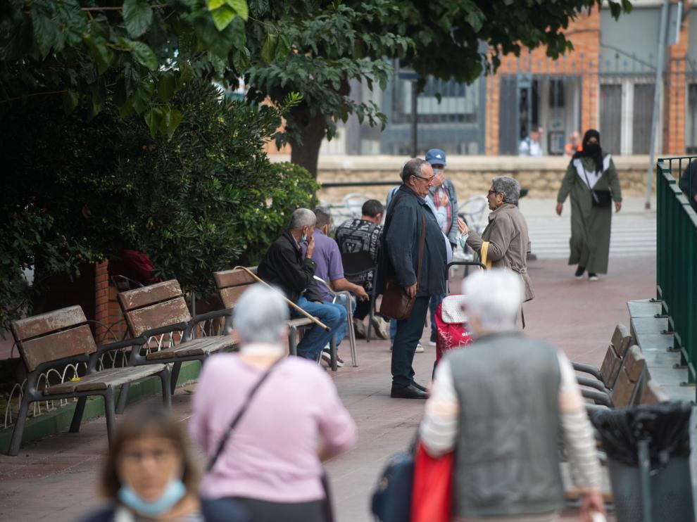 Ambiente este lunes en Caspe a las puertas del centro de salud de la localidad.