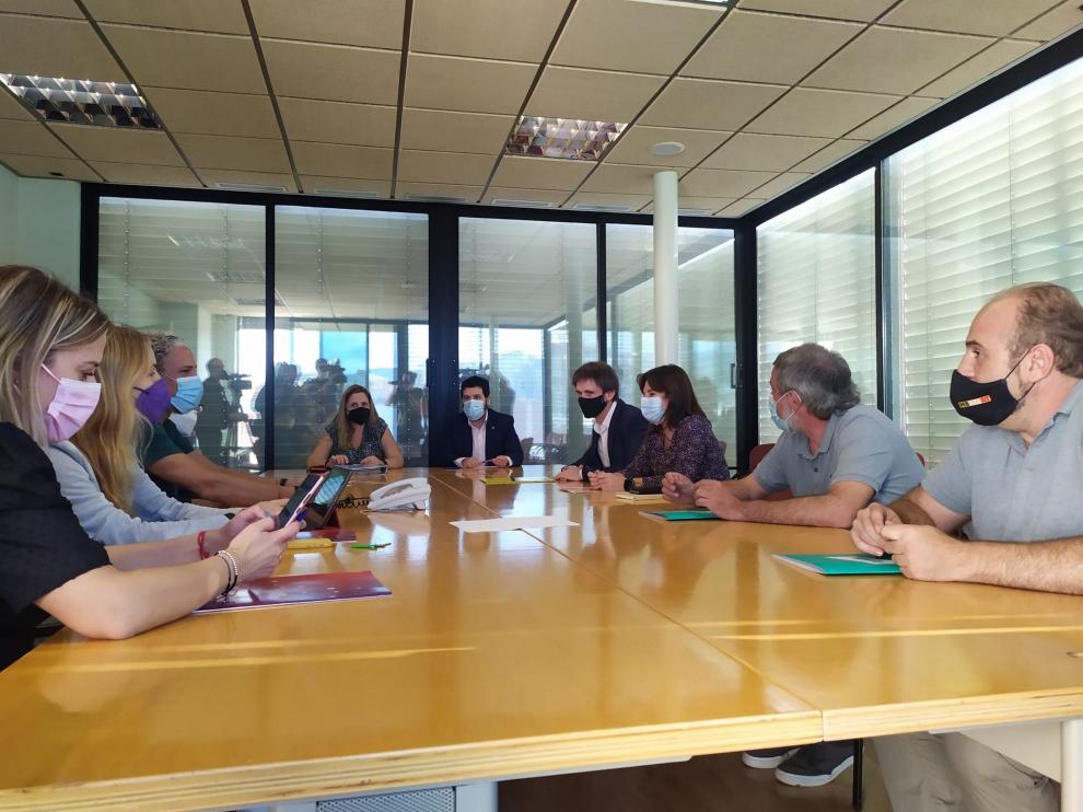 Los grupos de la oposición del Ayuntamiento de Badalona, reunidos para negociar la moción de censura.