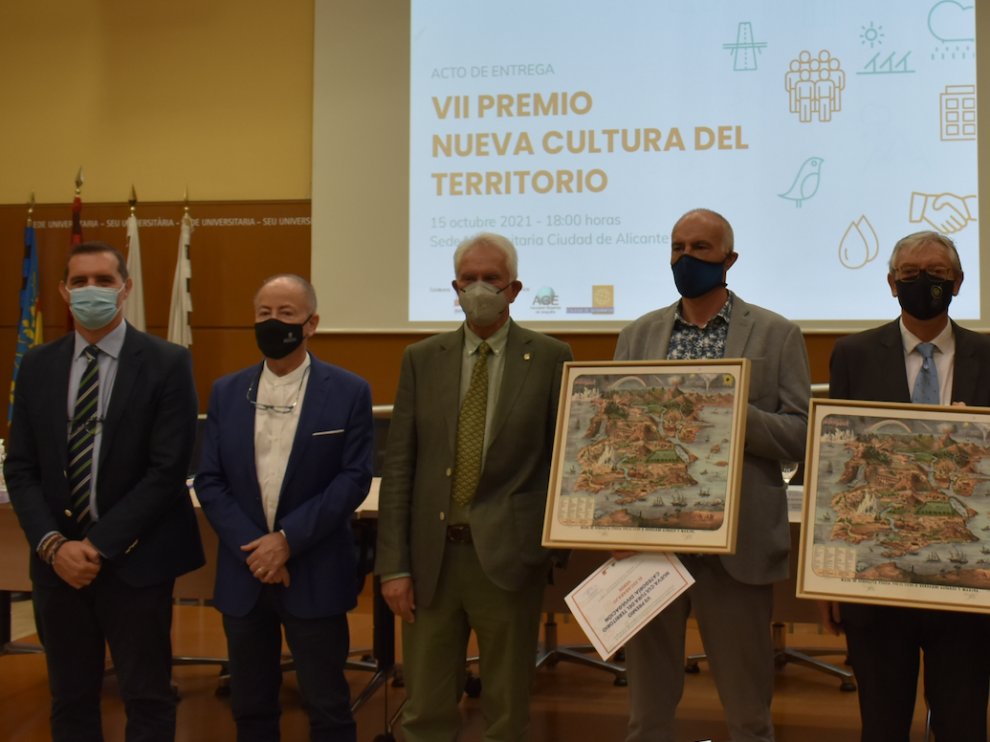 Antonio Jiménez -segundo por la derecha-, gerente de la Fundación Santa María, con el premio recibido este viernes.