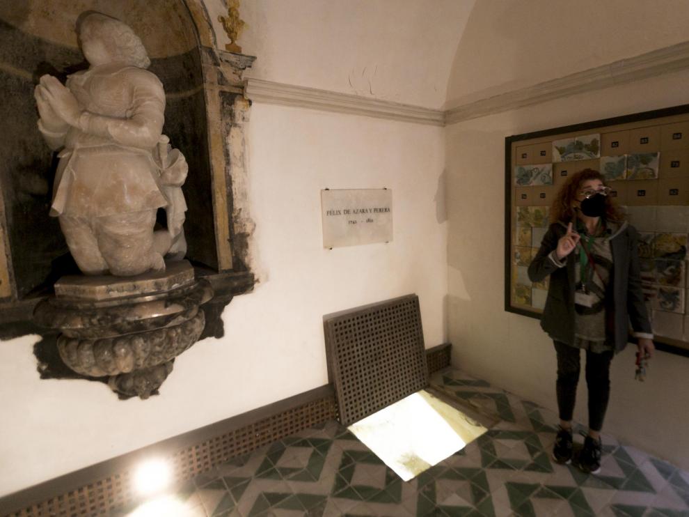 Placa con la tumba de Félix de Azara en la cripta de los Lastanosa de la catedral de Huesca. Por unas escaleras se baja al nivel inferior, donde aparecieron sus huesos.