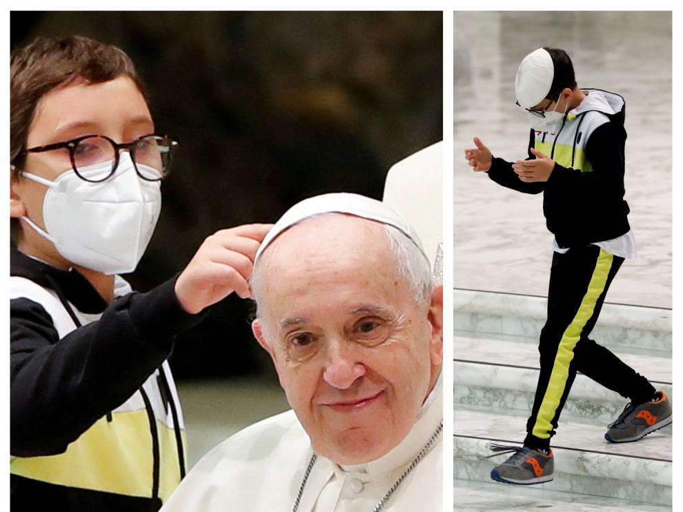 Curiosas imágenes de un niño que quería el gorro del Papa