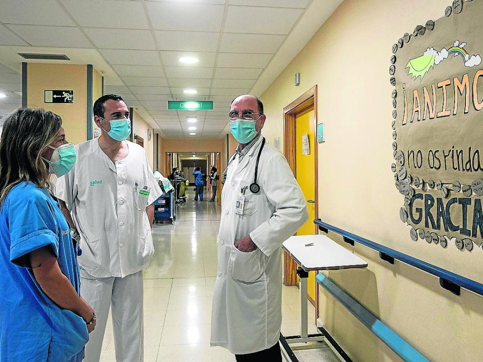 El doctor Juan Jiménez-Muro, a la derecha, con los enfermeros Lorena Franco y Javier Herrero.