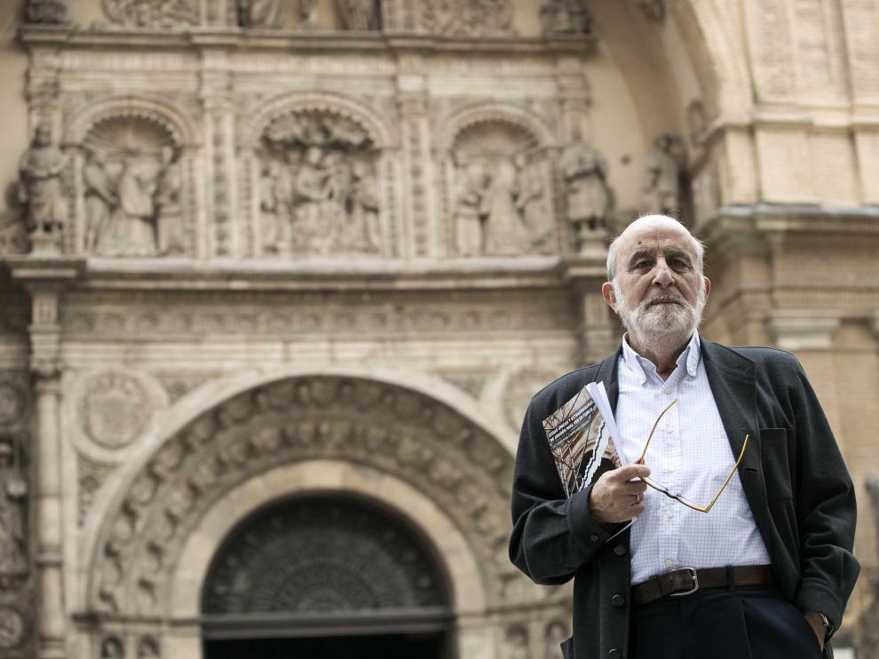 El profesor Ubieto, fotografiado esta semana con la basílica de Santa Engracia de fondo.