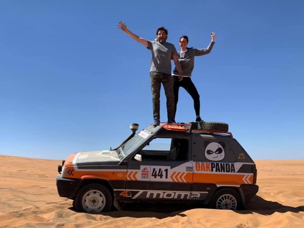 Juan Morera y Lidia Ruba, sobre el FIAT Panda 4x4 con el que competirán en el Dakar.