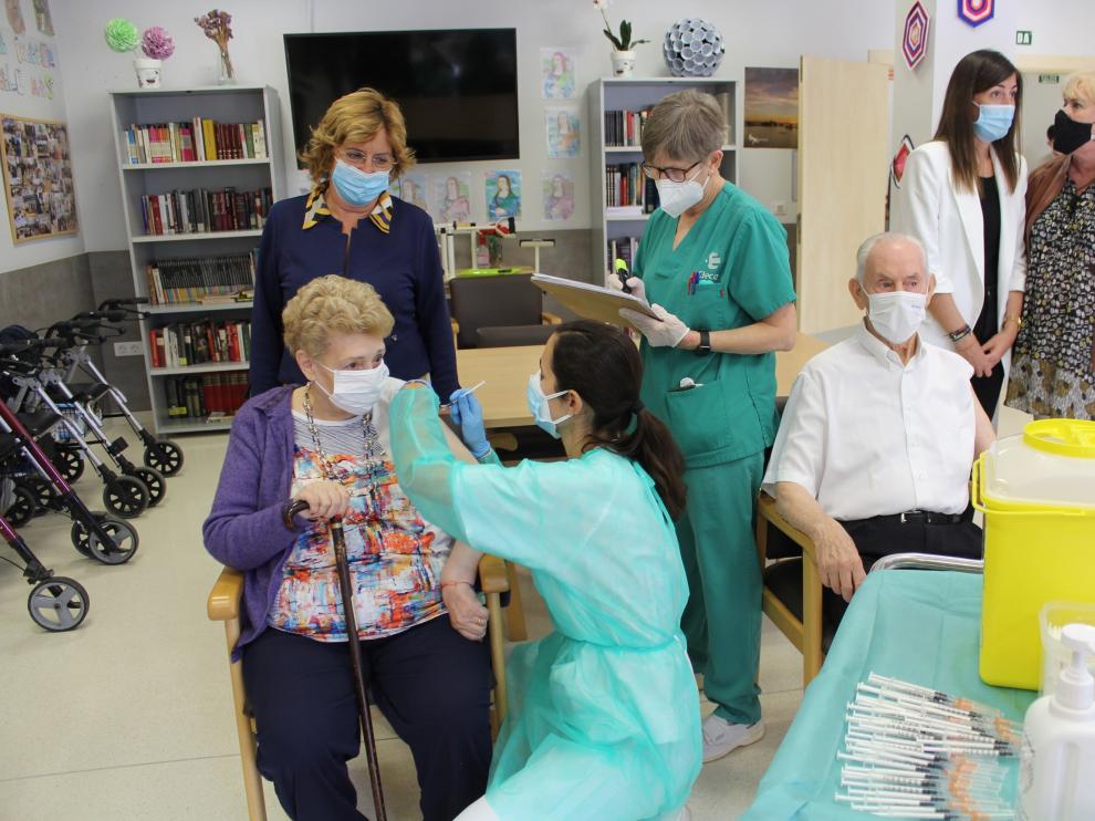 La consejera Broto durante la visita a la residencia de Tardienta a finales de octubre, cuando se inoculó la tercera dosis de la vacuna.
