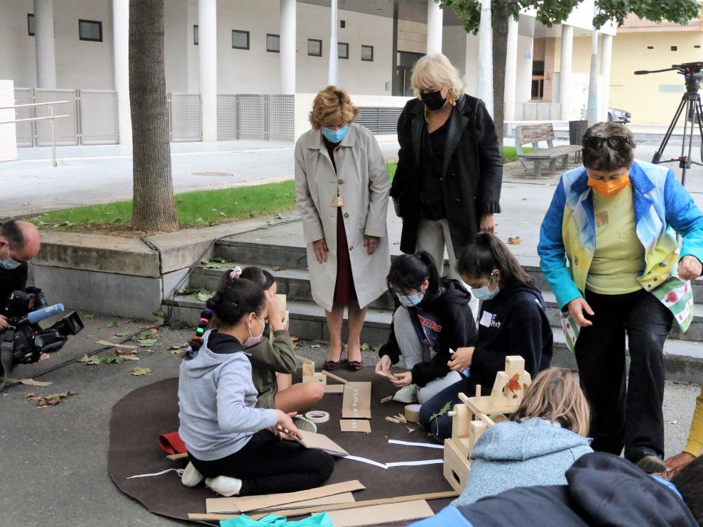 La consejera y la delegada del Gobierno de Aragón se interesan por las actividades de los niños.