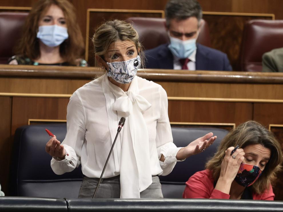 La vicepresidenta segunda del Gobierno y ministra de Trabajo, Yolanda Díaz, interviene en una sesión de control al Gobierno en el Congreso de los Diputados, este miercoles.