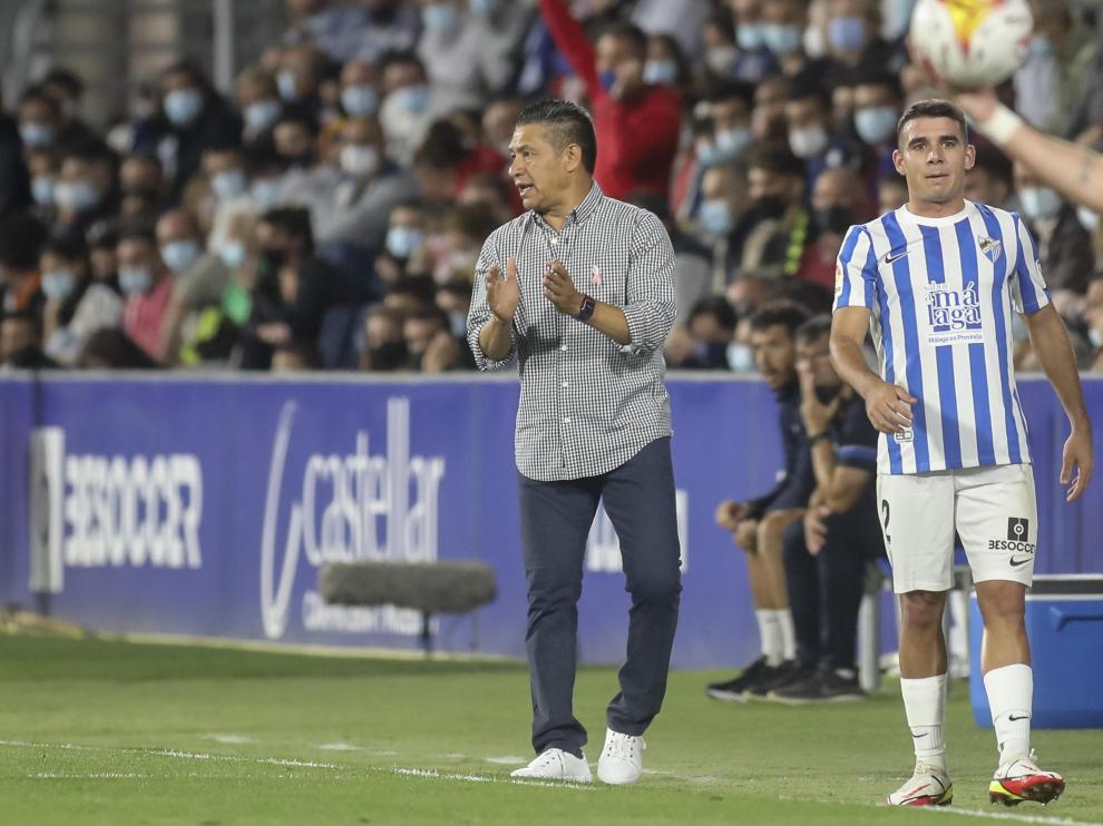 Nacho Ambriz aplaude a sus jugadores durante el partido contra el Málaga.