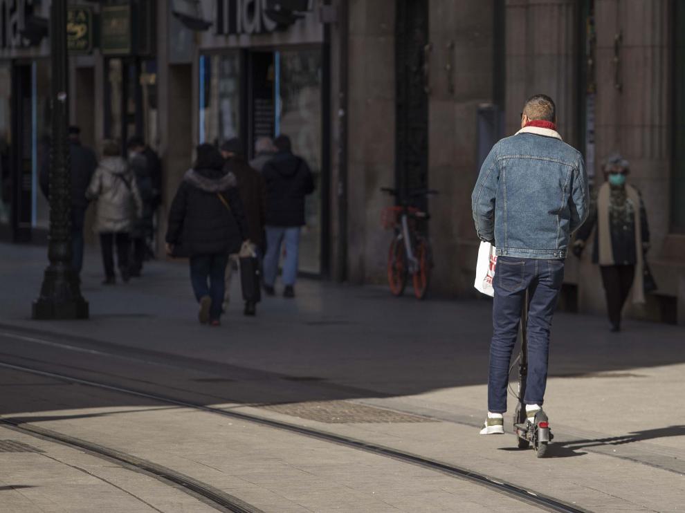 Un usuario de patinete, por el centro de Zaragoza