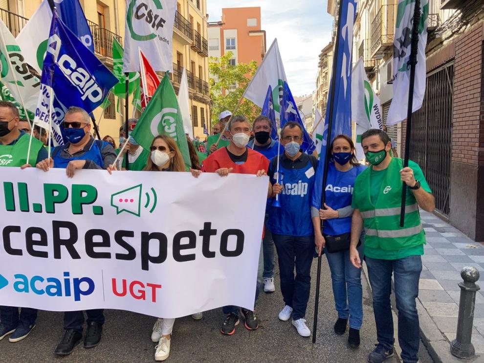 Delegados sindicales de las prisiones aragonesas de Zuera y Daroca, esta mañana en la manifestación en Cuenca.