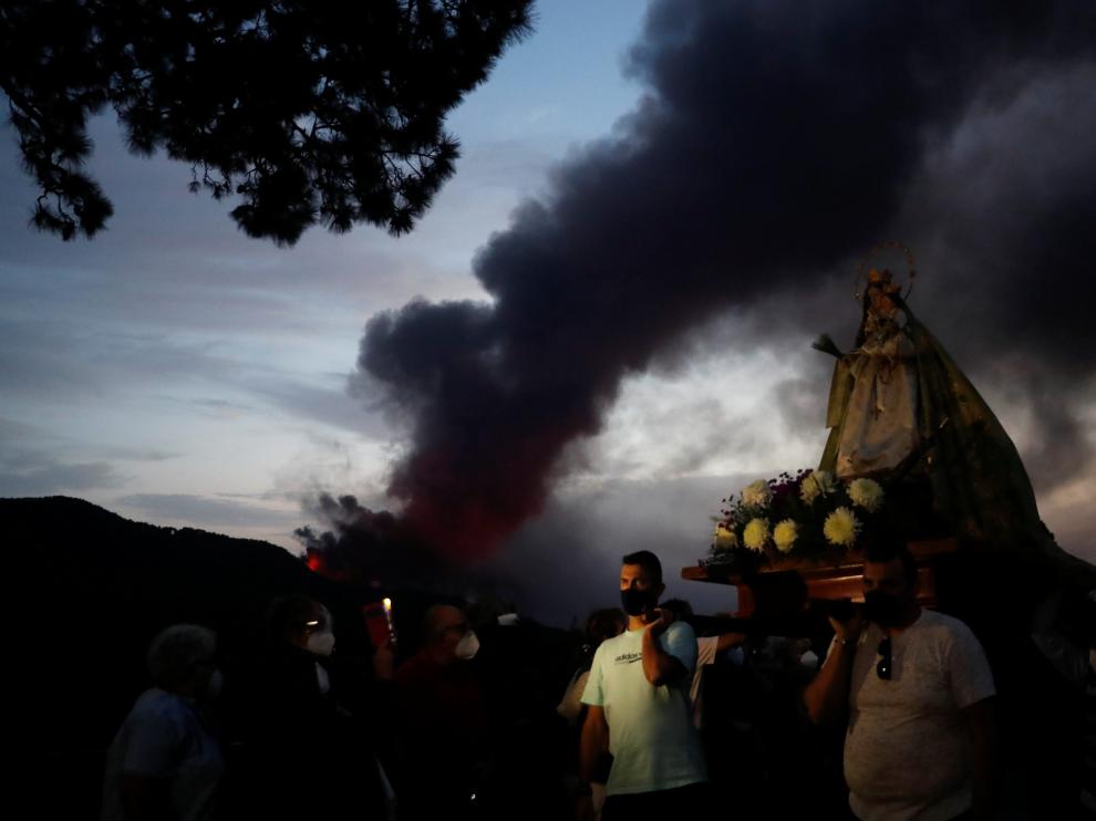 Procesión de la Virgen del Pino, en El Paso, para pedir el cese de la acción devastadora del volcán