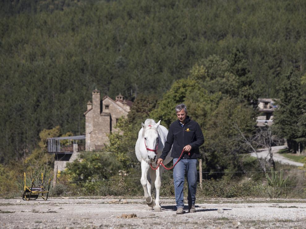 Eric Martín, con su caballo Morris, en el Centro Ecuestre del Pirineo situado en Villanovilla.