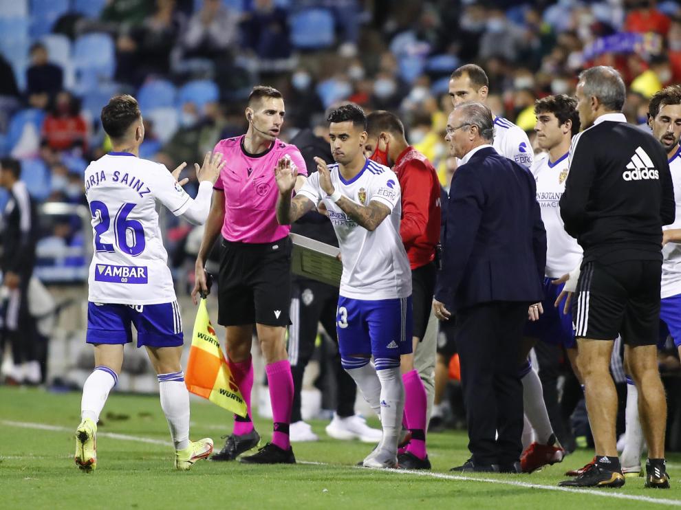 Jim da indicaciones a sus jugadores durante el partido.