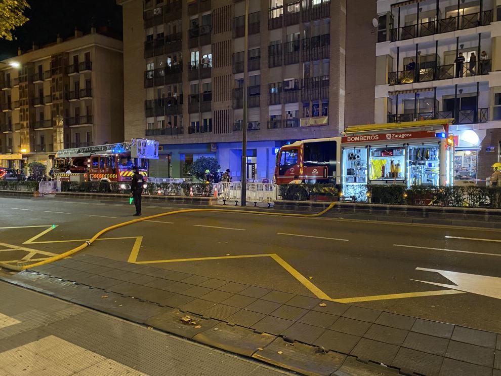 Los Bomberos de Zaragoza en la avenida César Augusto, donde ha ocurrido el incendio.