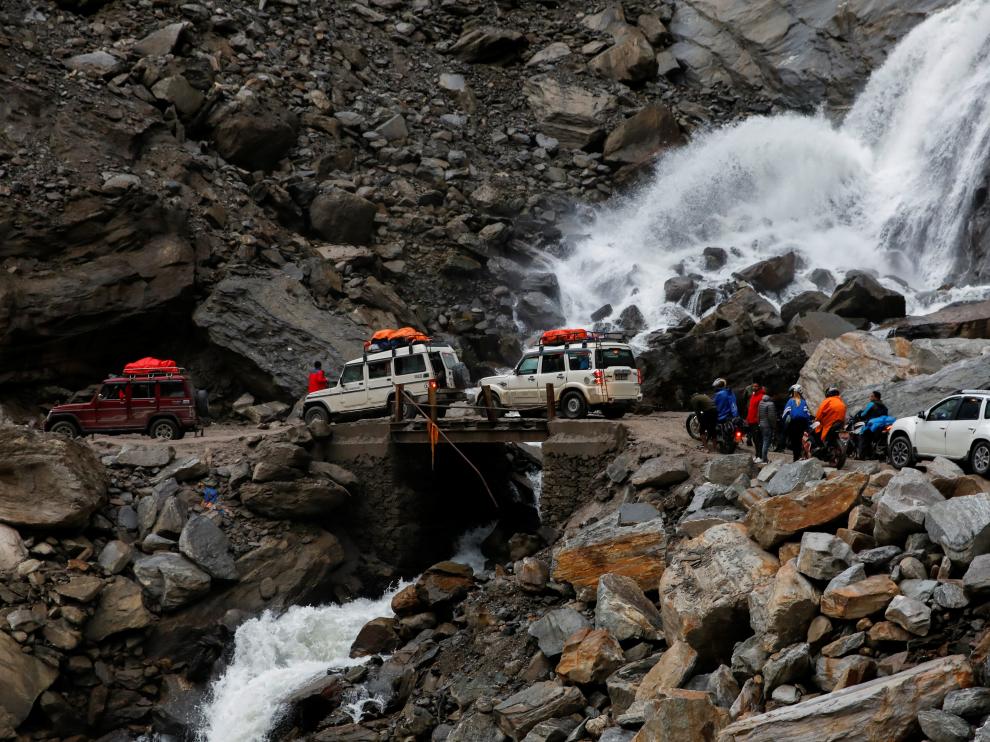 Vehículos atrapados en una carretera afectada por los tres días de lluvia en Nepal.