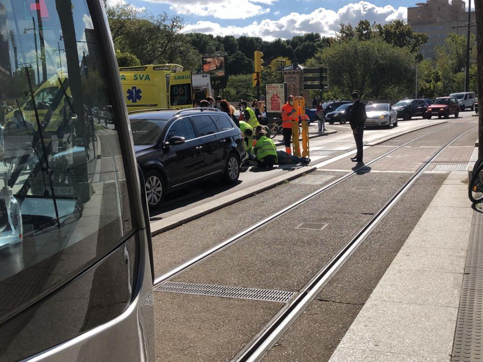 Un herido en un accidente de tráfico entre el tranvía y un patinete en el centro de Zaragoza.