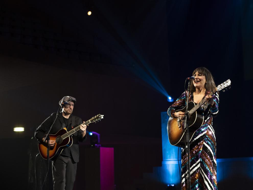Eva Amaral y Juan Aguirre durante su actuación en la gala ‘Aragón mucho que decir’.