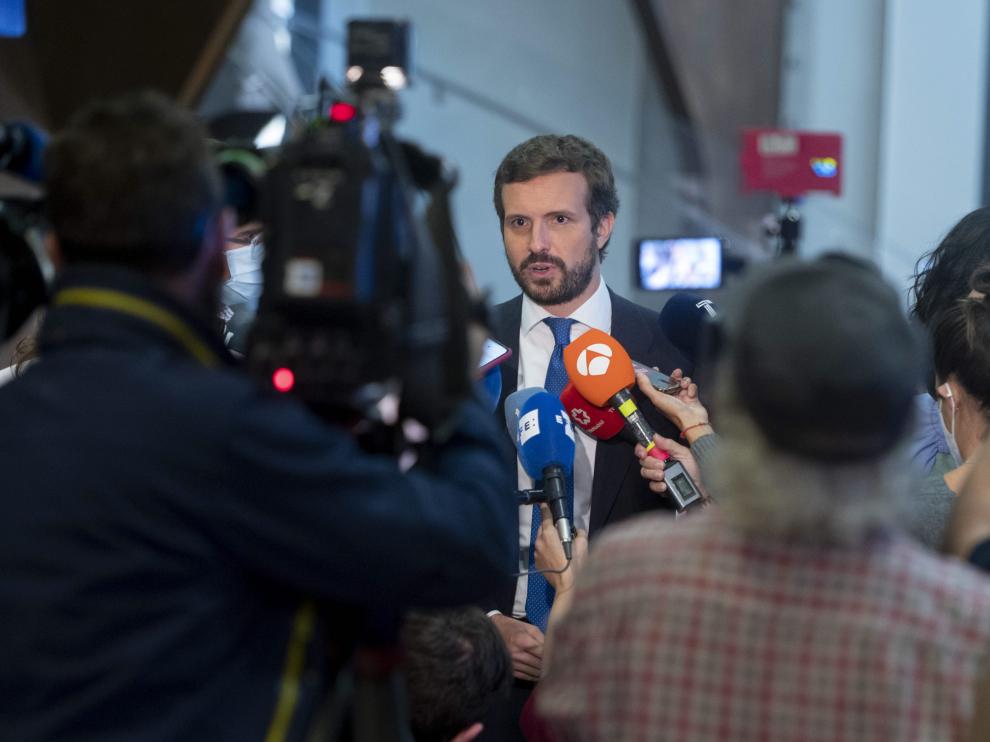 El líder del PP, Pablo Casado, atendiendo a la prensa