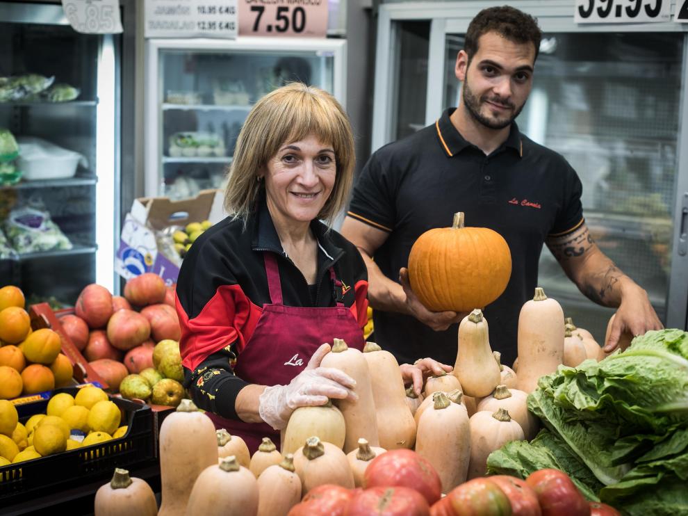 María Dolores Colás y Agustín Pamplona, con calabazas de temporada en la frutería La Canela.
