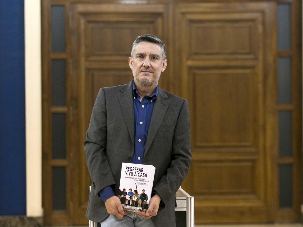 El capitán Tomás García, de la Guardia Civil en Murcia, hablará hoy en las jornadas de prevención laboral en la Cámara de Comercio sobre su libro 'Regresar vivo a casa'.