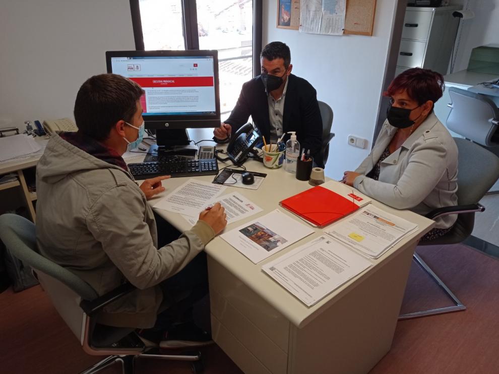Los diputados socialistas Antonio Biescas, Fernando Sánchez y Sofía Avellanas, preparando la propuesta de resolución que llevarán al pleno de la DPH.