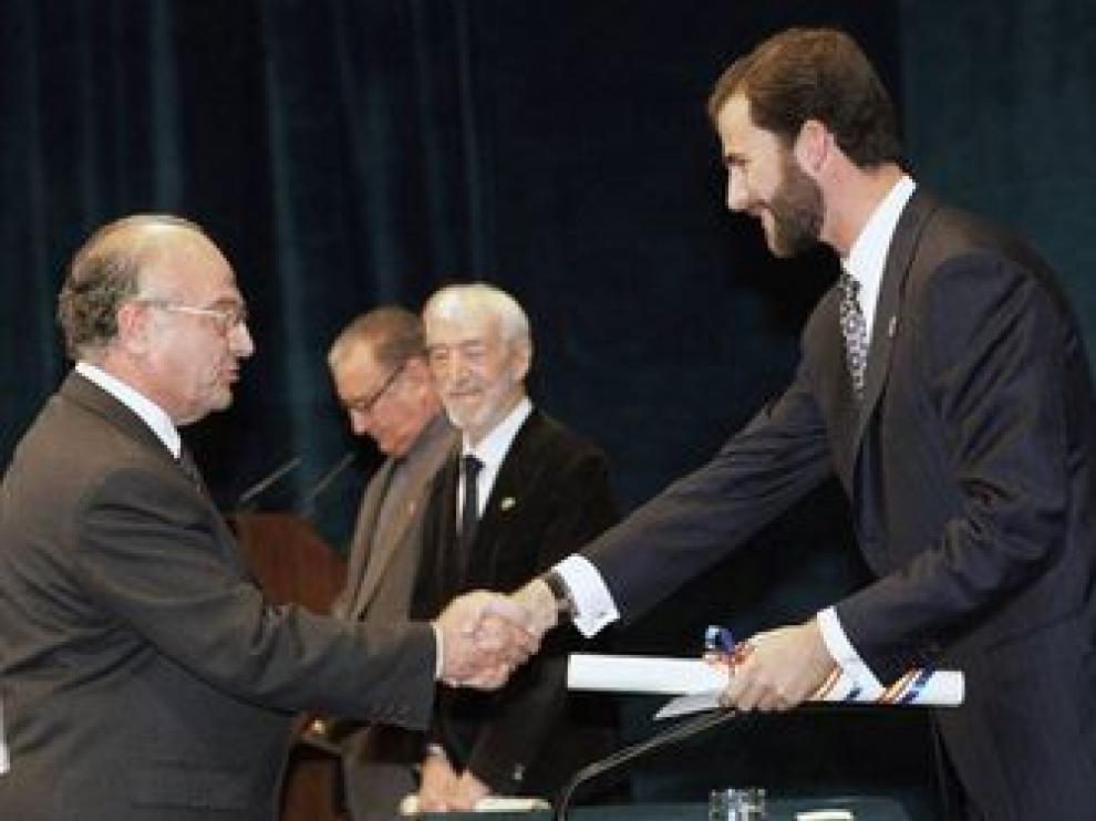 Sanz Gadea recibe el premio Príncipe de Asturias de la Concordia en 1998 de manos del ahora rey Felipe VI.