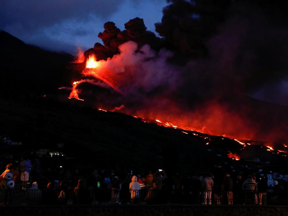 Cumbre Vieja volcano continues to erupt in Spain