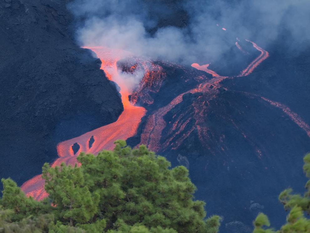 Derrumbe parcial del cono principal del volcán y coladas al oeste del secundario