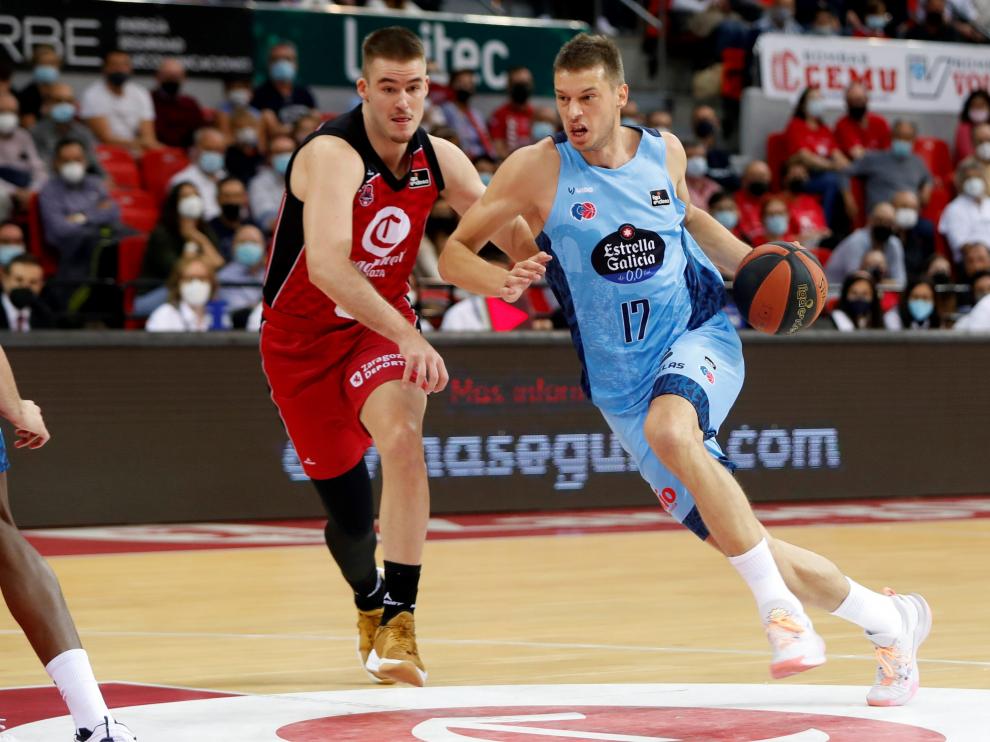 Dino Radoncic persigue a un rival.