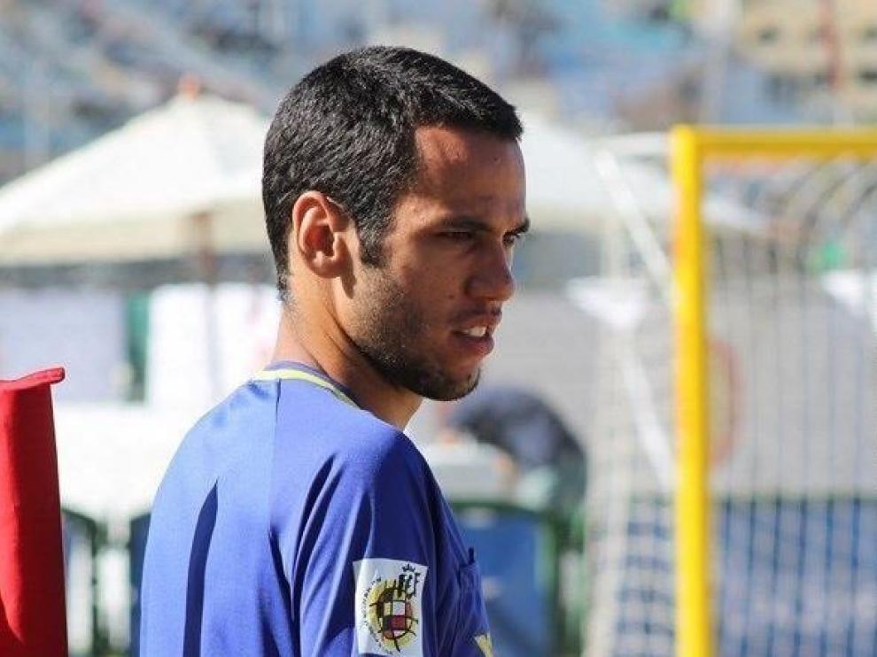 Raúl González Francés, en uno de sus múltiples arbitrajes de fútbol-playa en los últimos años.