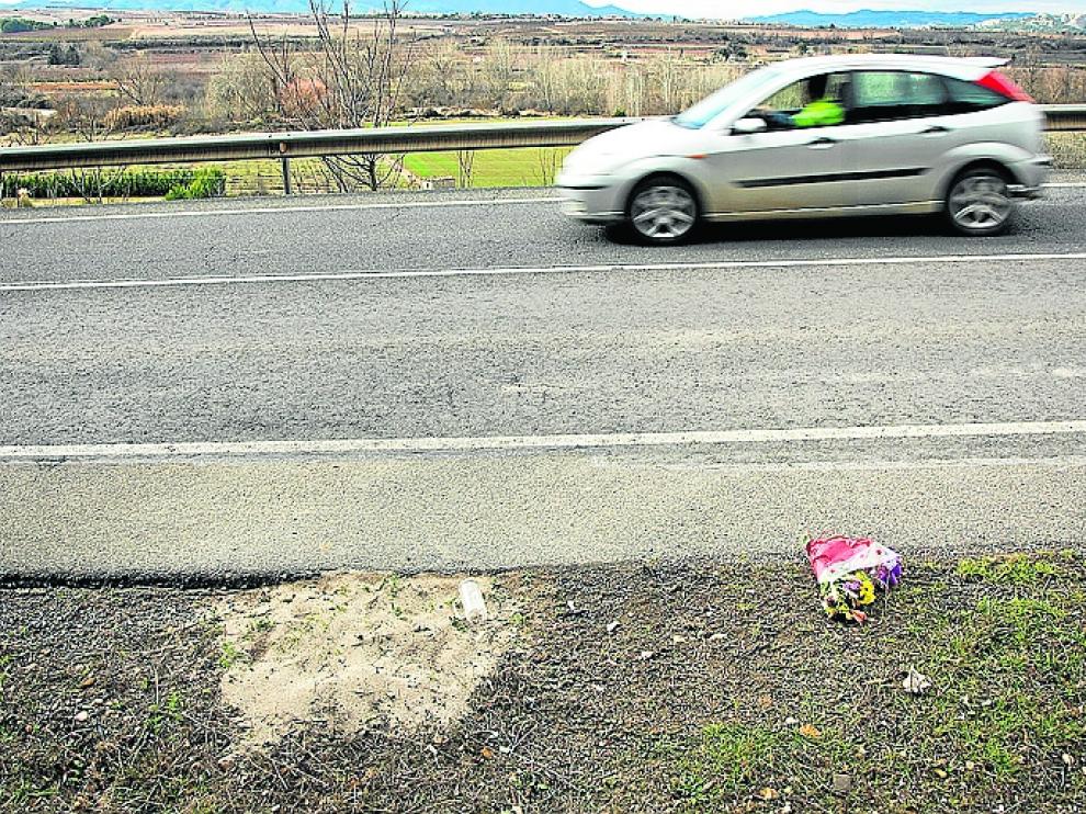 Los amigos de la víctima depositaron este ramo de flores en el lugar donde se halló su cadáver.