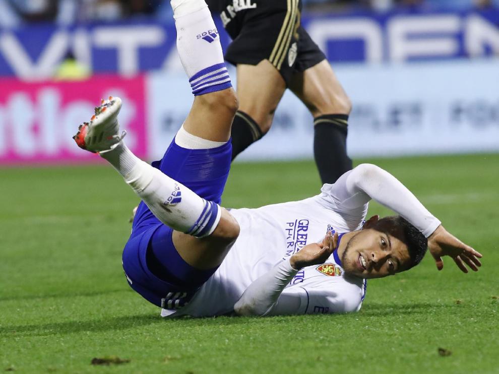 Juanjo Narváez, volteado sobre el césped de La Romareda en un lance del partido ante la Ponferradina el jueves. Fue su posición recurrente en muchos pasajes del duelo.