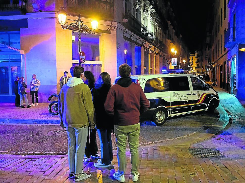 Los botellones en la plaza del Justicia durante la semana del Pilar obligaron a reforzar la presencia policial.