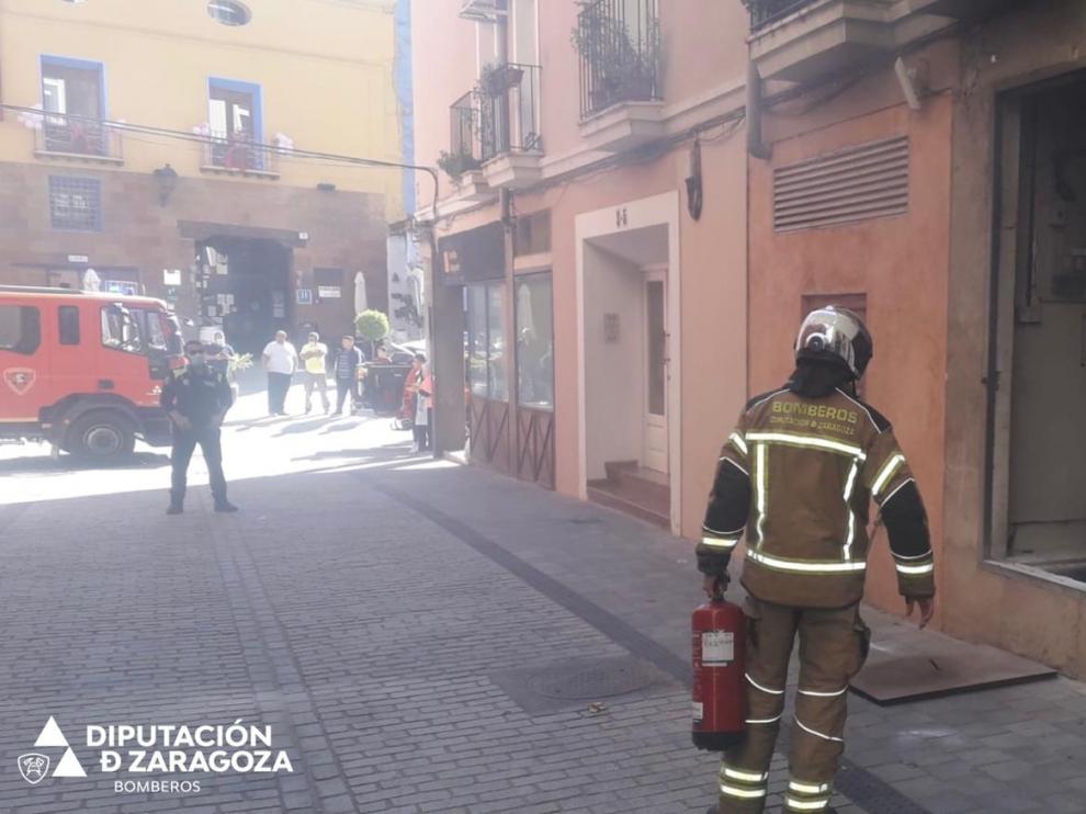 Un bombero trabaja en la extinción del fuego en el transformador de Calatayud.
