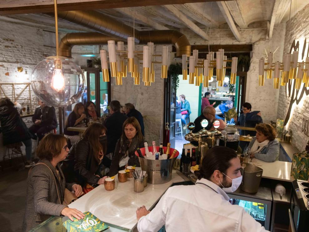 La vuelta de los aforos y el consumo en barra ha animado los bares este mediodía.