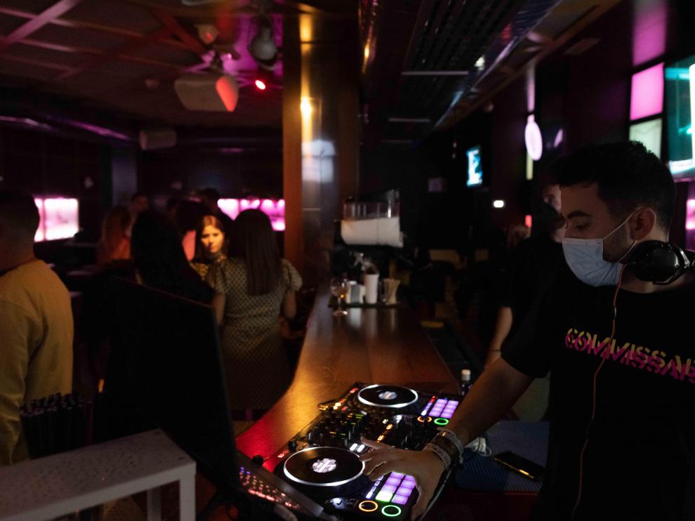 Vuelve el baile y el uso de las barras al ocio nocturno tras las restricciones, en el Casco Viejo de Zaragoza.
