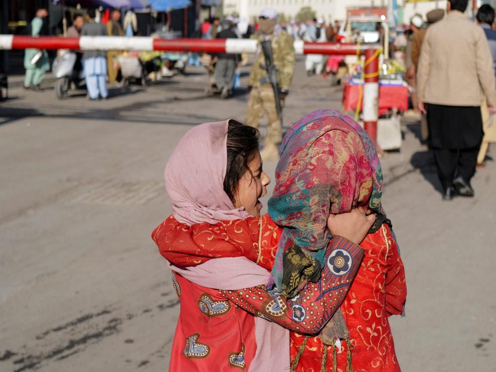Dos niñas junto a un mercado de Kabul.