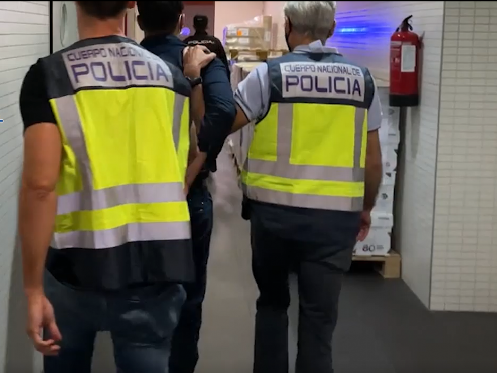 El detenido, ayer, cuando era conducido por dos agentes a los calabozos tras su detención.